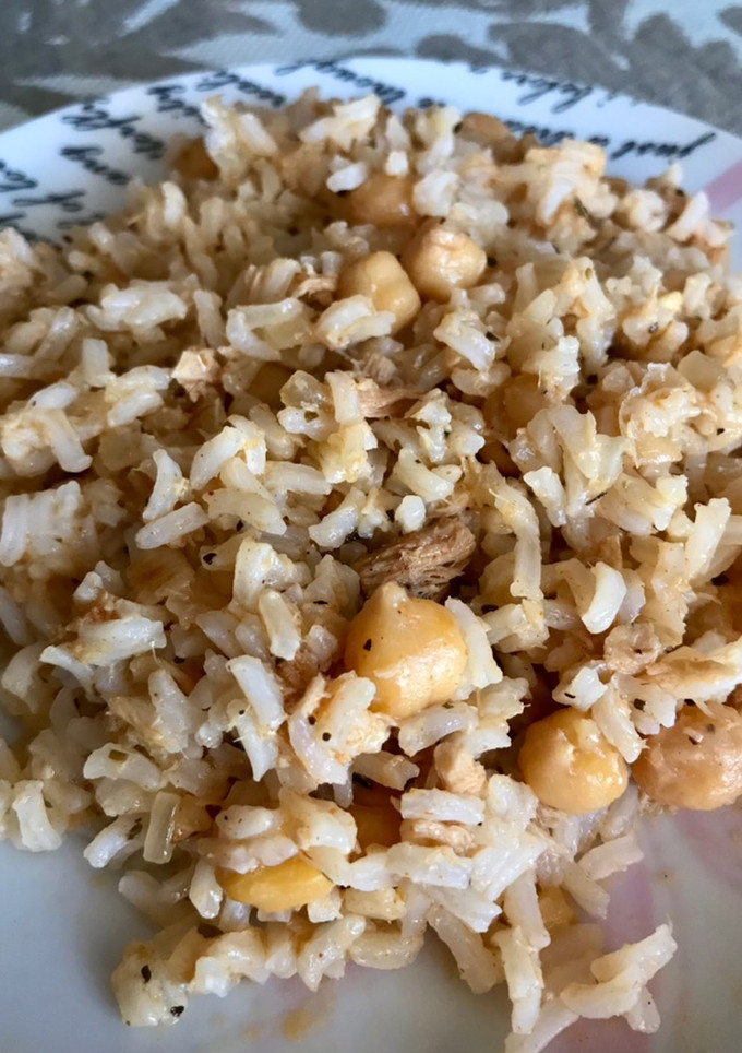 Una foto de Arroz con garbanzos y atún
