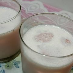 A picture of Strawberry lassi.