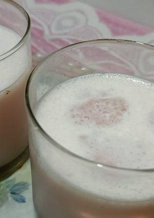 A picture of Strawberry lassi.