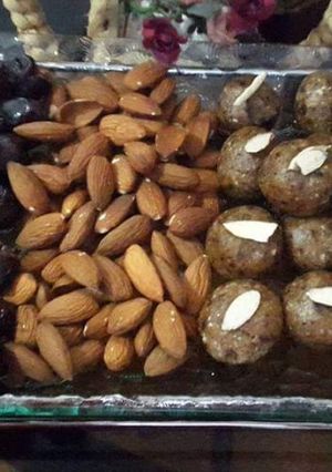 A picture of Khajoor k laddu.