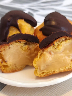 Una foto de Profiteroles de turrón