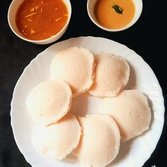A picture of Idli Sambhar Chutney.