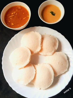 A picture of Idli Sambhar Chutney.