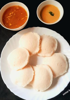 A picture of Idli Sambhar Chutney.