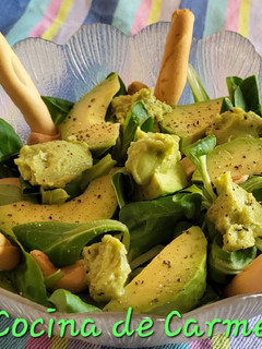 Una foto de Ensalada de canónigos con aguacate, anacardos y guacamole