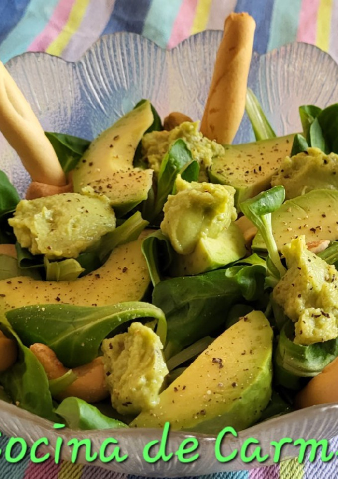 Una foto de Ensalada de canónigos con aguacate, anacardos y guacamole