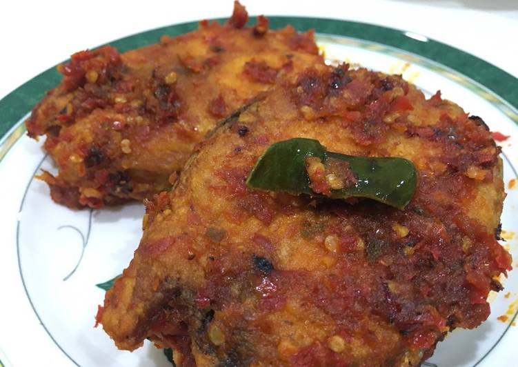 Cara Gampang Membuat Tenggiri goreng dengan sambal daun jeruk, Bikin Ngiler