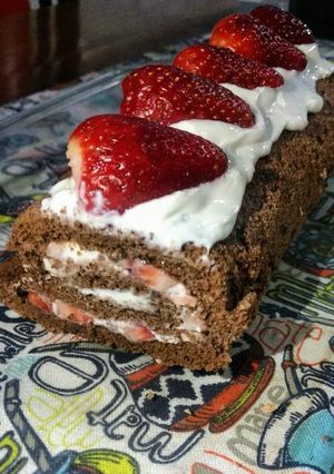 Una foto de Pionono de chocolate 🍫🍫 y frutillas 🍓🍓🍓
