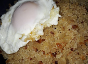 Una foto de Reviro con huevo frito