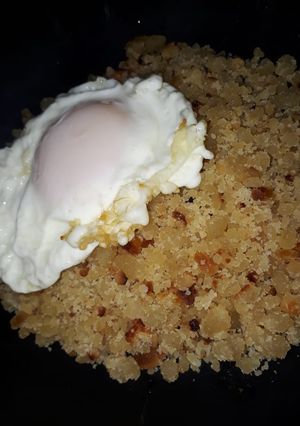 Una foto de Reviro con huevo frito