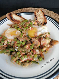 Una foto de Huevos con verduras