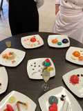 Mousse con glaseado espejo y jelly de fruta decorado con macarrones