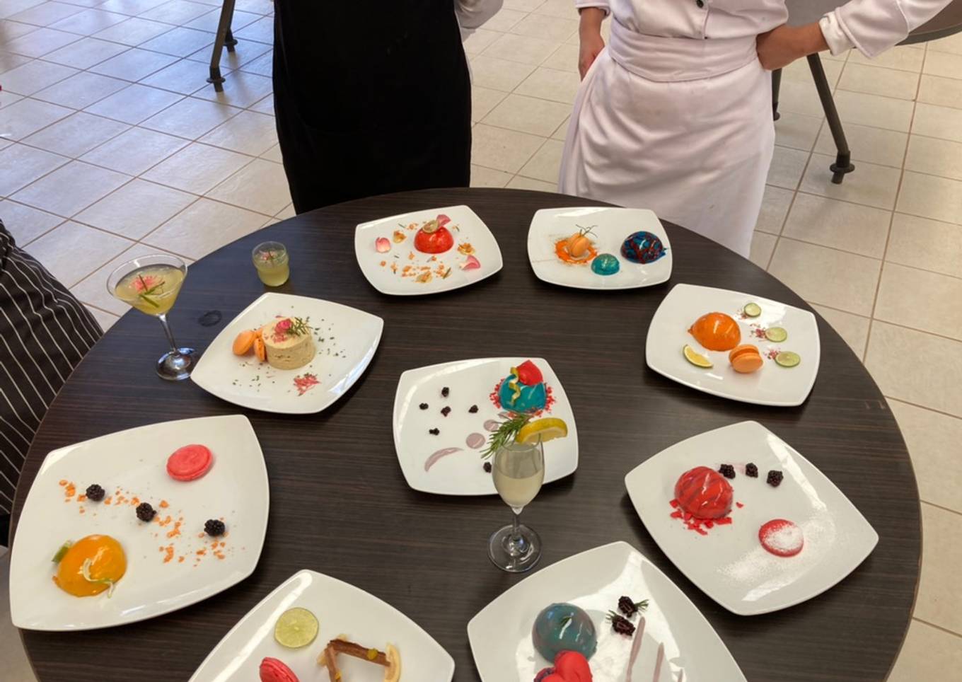 Mousse con glaseado espejo y jelly de fruta decorado con macarrones