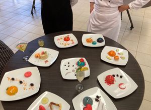 Una foto de Mousse con glaseado espejo y jelly de fruta decorado con macarrones