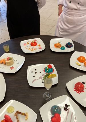 Una foto de Mousse con glaseado espejo y jelly de fruta decorado con macarrones