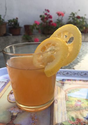 Una foto de Te helado de limón y miel 🍯