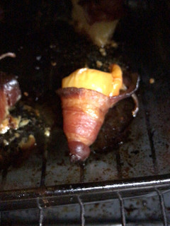 Una foto de Chiles con queso y bacon