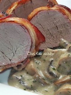 Baconos szűzpecsenye gombamártással recept fotója