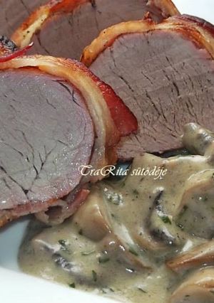Baconos szűzpecsenye gombamártással recept fotója