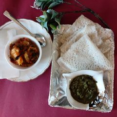 A picture of Neer dosa and potatoes with coconut chutney.