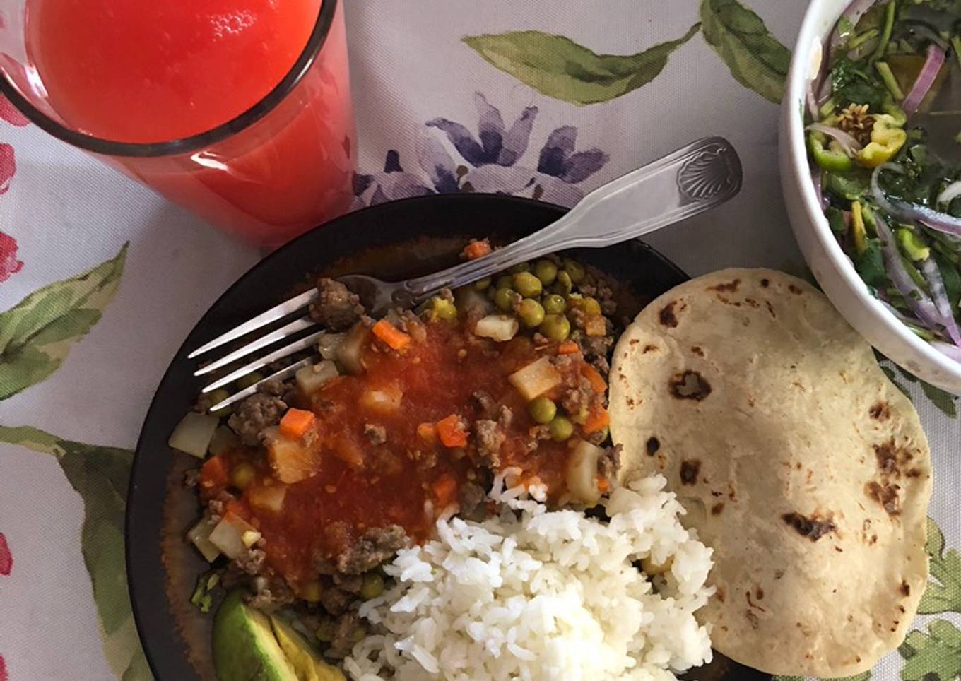 Carne de res molida con vegetales y salsa de tomate