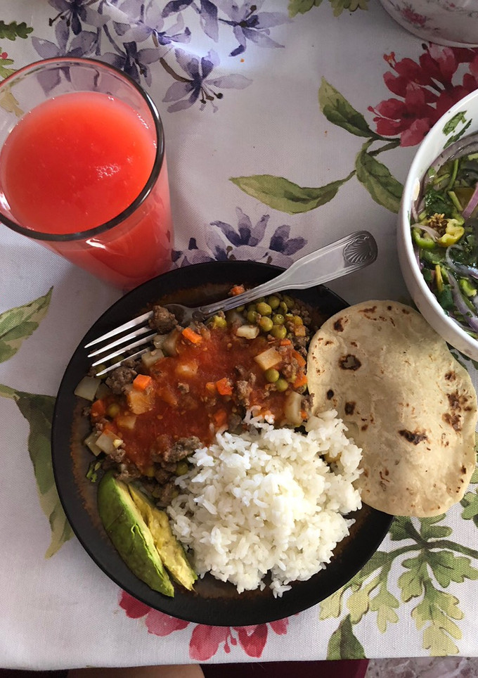 Una foto de Carne de res molida con vegetales y salsa de tomate