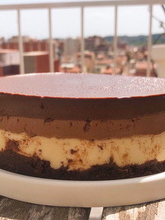 Una foto de TARTA A LOS TRES CHOCOLATES FRÍA🍫