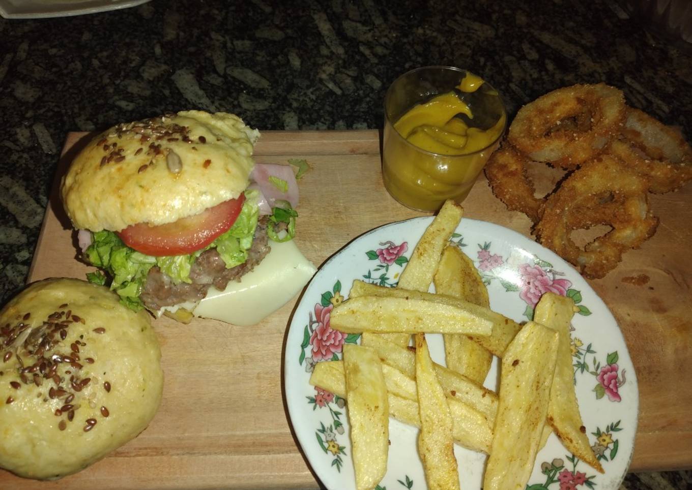 Combo completo. Pan de hamburguesa, hamburguesa, aros fritos