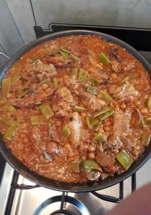 Una foto de Paella de pollo y chorizo a la uruguaya