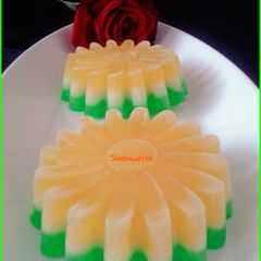 A picture of Tri-colour China grass pudding.