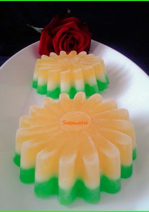 A picture of Tri-colour China grass pudding.