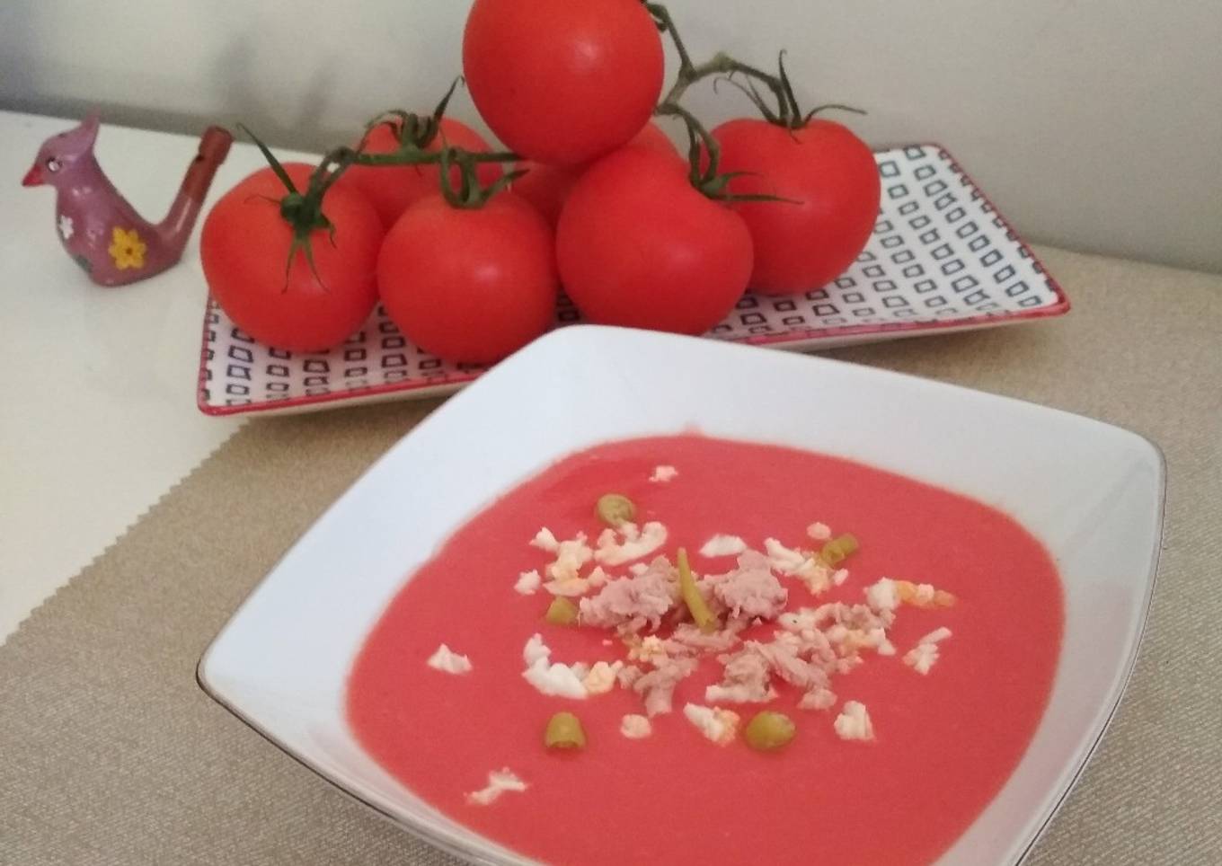 Salmorejo con huevo, atún y guindillas