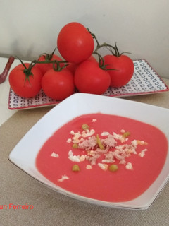 Una foto de Salmorejo con huevo, atún y guindillas