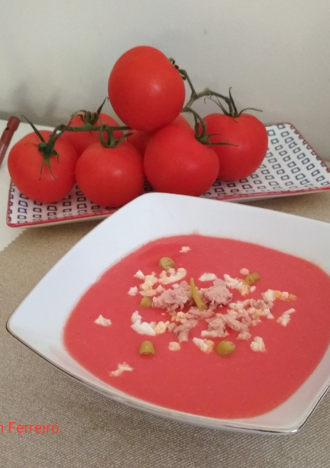 Una foto de Salmorejo con huevo, atún y guindillas