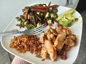 Una foto de carne con ejotes
