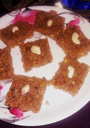 लेफ्टओवर रोटी की मिठाई (Leftover roti ki mithai recipe in hindi) रेसिपी मुख्य फोटो