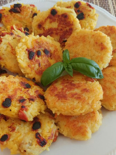 Foto di Frittelle di riso basmati, crema di cannellini e bacche di goji