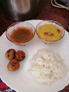 வாழைக்காய் கோலாஉருண்டை (Vaazhaikaai kola urundai recipe in tamil) செய்முறை முக்கிய புகைப்படம்