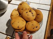 Una foto de cookies de chispas de chocolate