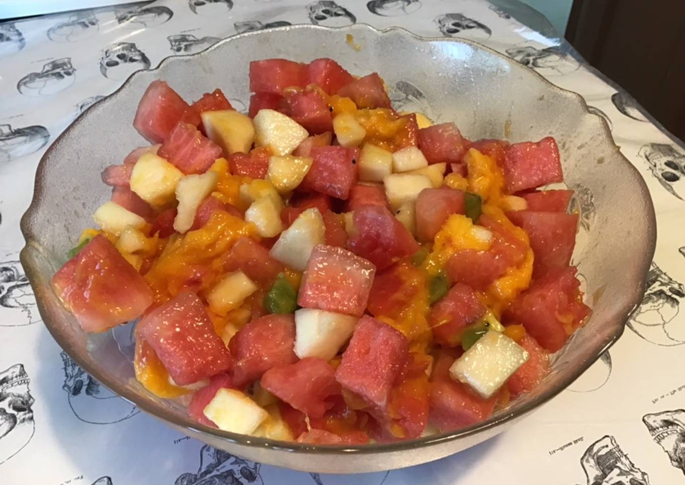 Salade de fruits exotiques (pastèque,mangues sauvages,kiwis et poires)