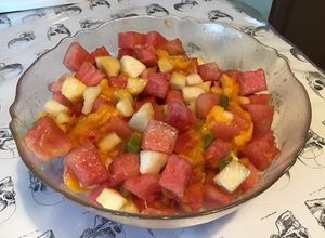 Une photo de Salade de fruits exotiques (pastèque,mangues sauvages,kiwis et poires)