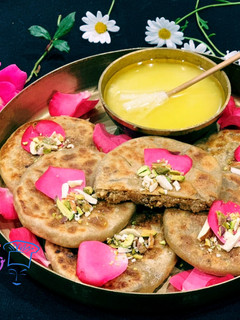 ખજૂર અંજીરની વેડમી (Khajoor Anjeer vedmi recipe in gujarati) રેસીપી મુખ્ય ફોટો