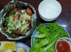 Hình của món Gà, xúc xích, rau củ nướng phô mai bằng nồi chiên không dầu.