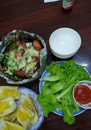 Hình của món Gà, xúc xích, rau củ nướng phô mai bằng nồi chiên không dầu.