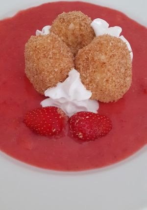 Habkönnyű túrógombóc eperpürével 🥰🍓 recept fotója