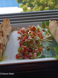 પનીર ભુરજી ફૂલકા ટાકોઝ(Paneer Bhurji Fulka Tacos Recipe In Gujarati) રેસીપી મુખ્ય ફોટો