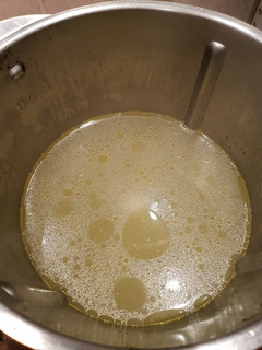 Una foto de Caldo sencillo de pollo en thermomix
