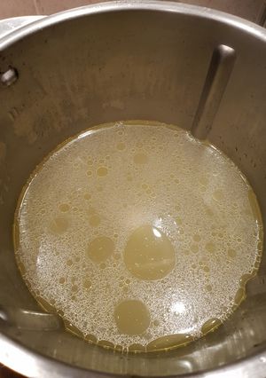 Foto principal de Caldo sencillo de pollo en thermomix