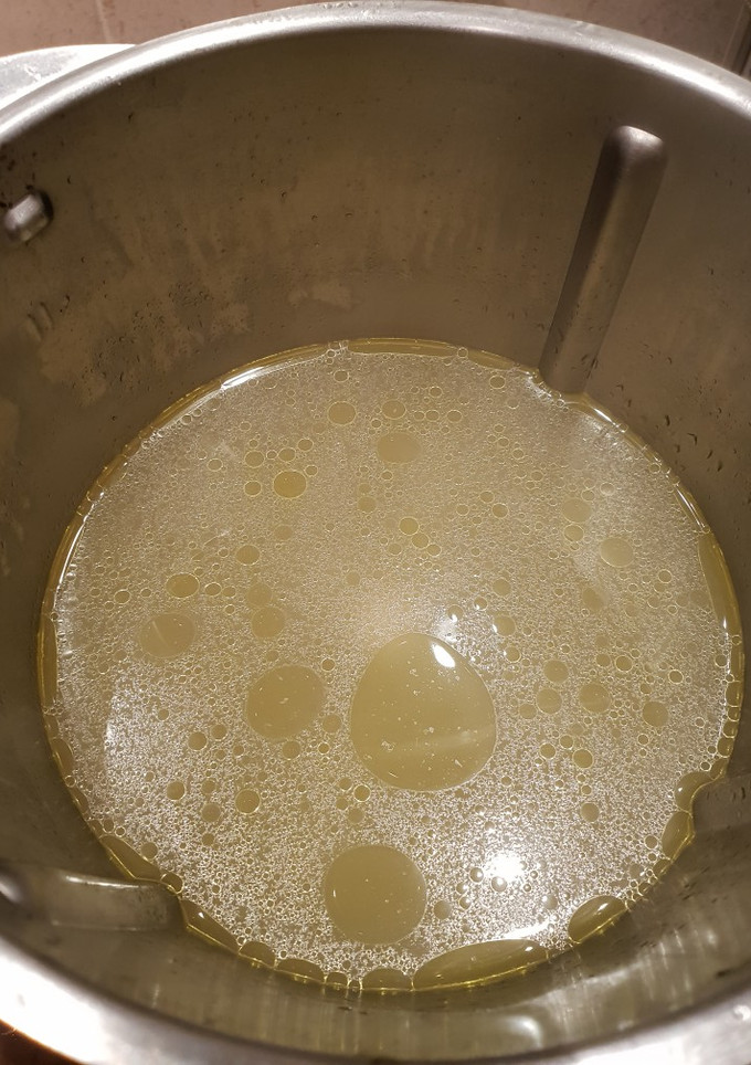 Una foto de Caldo sencillo de pollo en thermomix