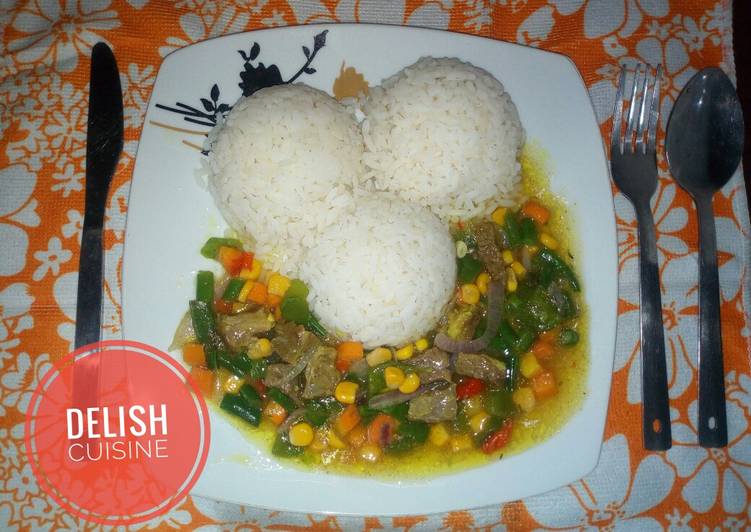 White rice and veggies beef sauce